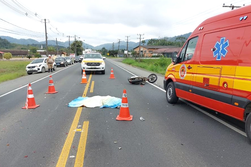 Jovem morre em acidente entre moto, carro e caminhão em Blumenau