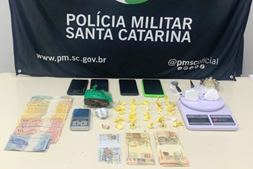 PM prende quatro pessoas com cocana, maconha e dinheiro falso em Gaspar