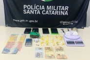 PM prende quatro pessoas com cocana, maconha e dinheiro falso em Gaspar