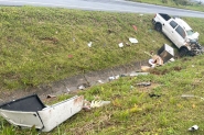 Mulher perde controle da direo e capota carro na BR-470, em Ilhota