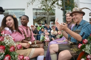 Blumenauenses vtimas de racismo na Oktoberfest desfilam ao lado do prefeito de Blumenau