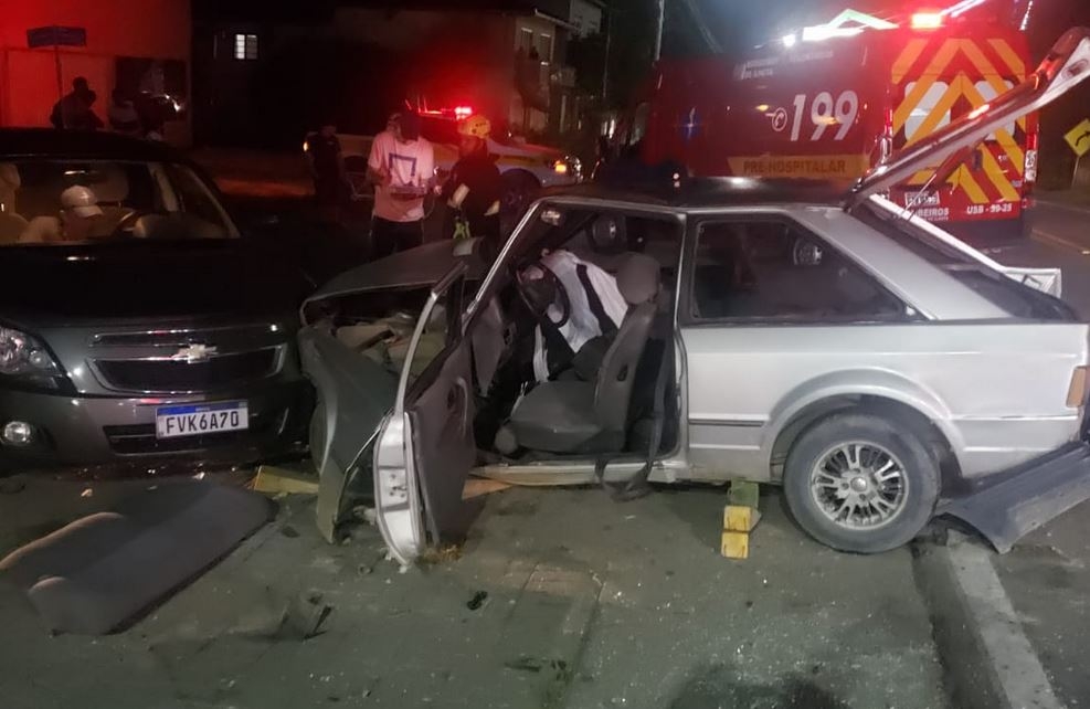 Trs pessoas so hospitalizadas aps acidente entre trs carros no Centro de Ilhota