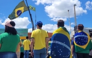 Vídeo mostra manifestantes cantando o hino em manifestação na BR-470, em Gaspar
