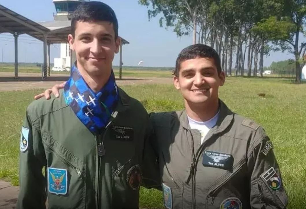 Força Aérea Brasileira divulga identidade de jovens que morreram em queda de avião em SC