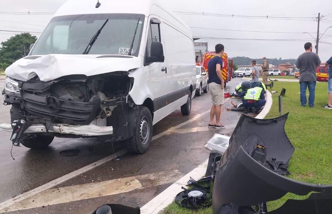 Dois homens ficam feridos em acidente de moto em Gaspar