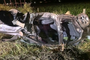 Capotamento destrói carro e deixa duas pessoas feridas na BR-470, entre Gaspar e Ilhota