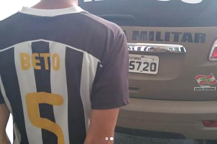 Foragido da justi�a tenta informar nome falso � PM e acaba preso em Gaspar