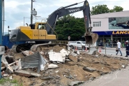 Constru��o na cabeceira da ponte Herc�lio Deeke � demolida para dar lugar a �rea de lazer