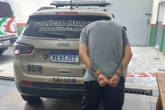 Homem com dois mandados de pris�o tenta fugir correndo e � preso pela PM em Gaspar
