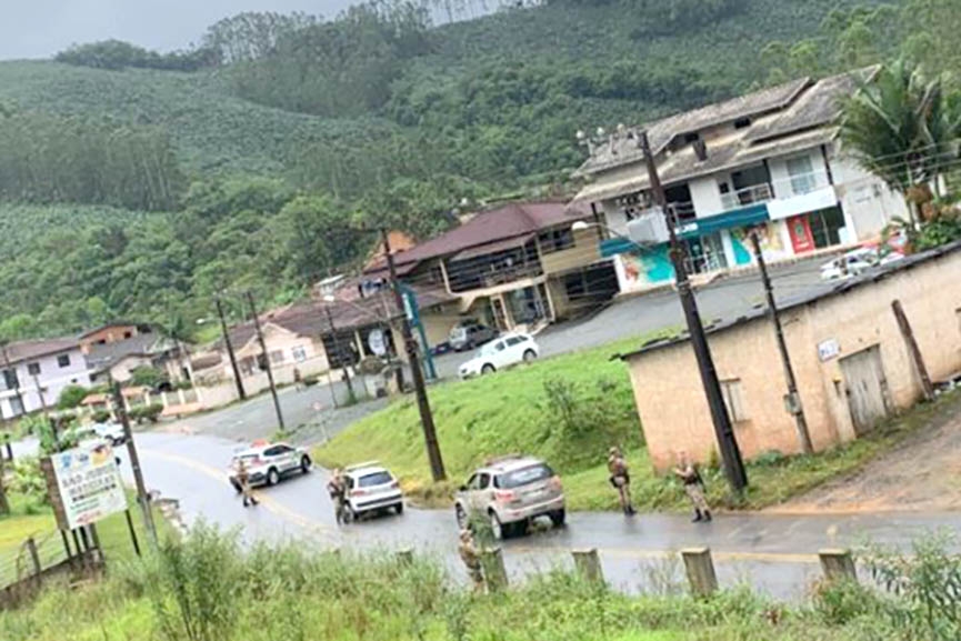 Bandidos assaltam cooperativa e fazem reféns no Braço do Baú, em Ilhota