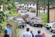 Com as mãos para cima, bandidos se entregam após assalto a cooperativa em Ilhota