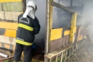 Rancho atrás de casa em Ilhota pega fogo
