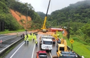 Bombeiros de SC deixam local de resgate no PR por risco de novo deslizamento de terra