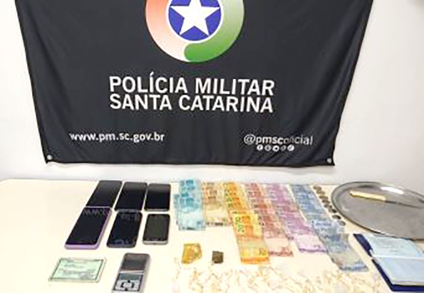 PM aborda seis pessoas e faz prisões por tráfico de drogas e corrupção de menores em Gaspar