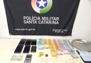 PM aborda seis pessoas e faz prisões por tráfico de drogas e corrupção de menores em Gaspar