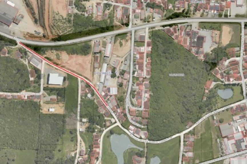 Rua do Barracão é interditada para lançamento de revestimento asfáltico