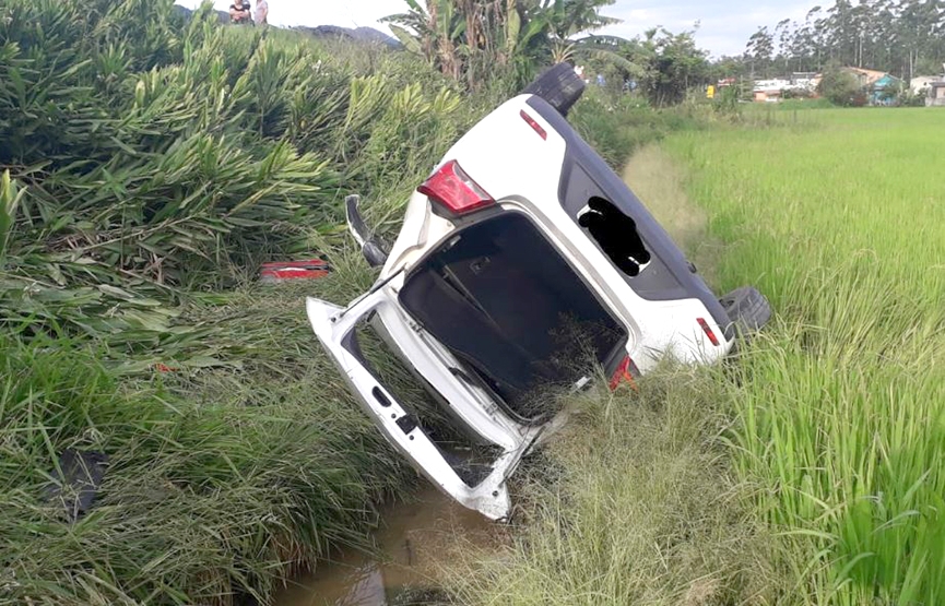 Mulher � hospitalizada ap�s colidir e capotar carro na BR-470, em Gaspar