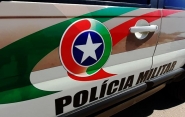 Adolescente é detido após ameaçar mãe de morte e jogar pedra no irmão bebê em Rio do Sul