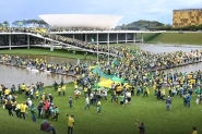 Manifestantes entram no Congresso Nacional, em Brasília