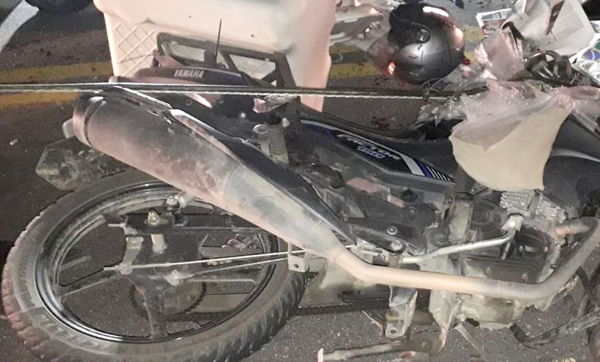 Colisão entre carro, poste e moto deixa homem ferido no bairro Macuco, em Gaspar
