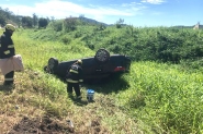 Homem capota carro na BR-470, em Ilhota