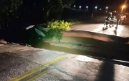 Grande cratera interdita BR-470 após fortes chuvas em Indaial
