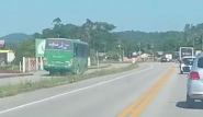 Ônibus é flagrado na contramão de marginal no Poço Grande, em Gaspar