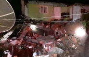 Deslizamento de morro atinge casa no Centro de Gaspar