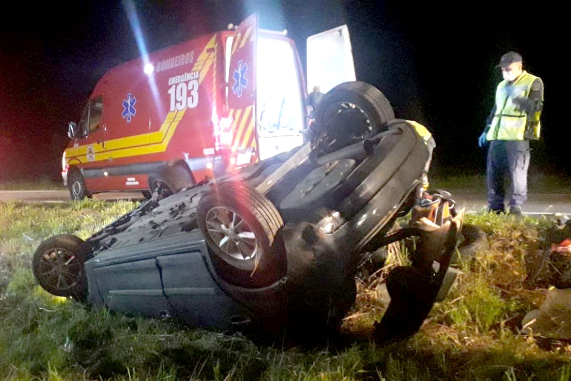 Saída de pista seguida de capotamento é registrada na BR-470, em Gaspar
