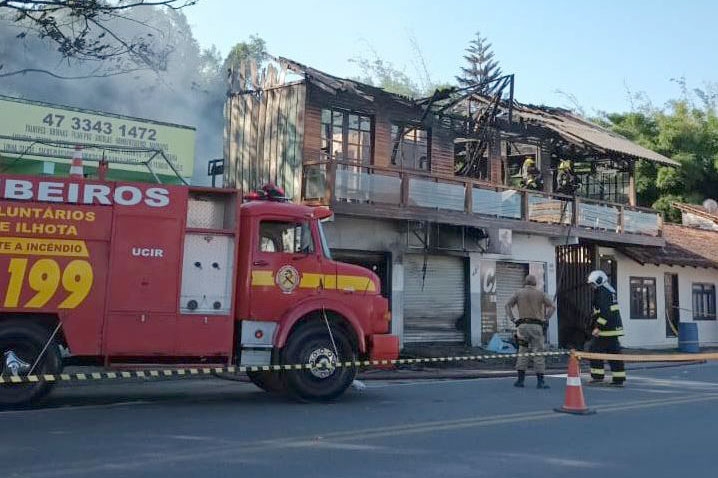 Incndio atinge oficina de motos e casa no Centro de Ilhota