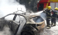 Carro fica completamente destruído em incêndio no Belchior Alto, em Gaspar