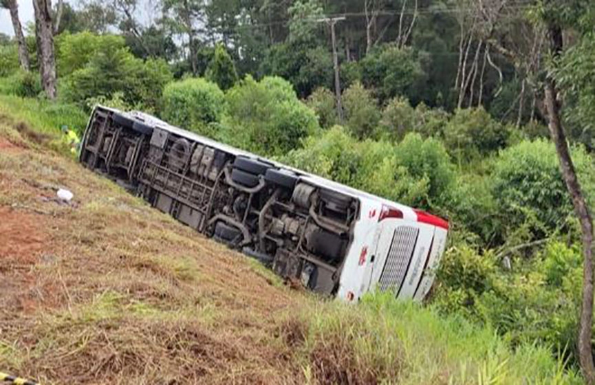 Ônibus que saiu de SC tomba e sete pessoas morrem em rodovia do PR