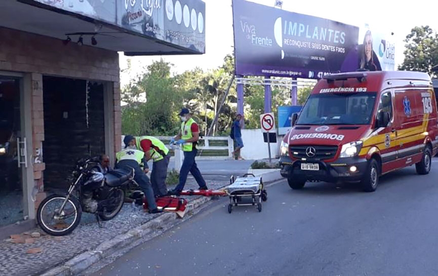 Motociclista é ejetado, quebra vidraça de pizzaria e fica ferido no Centro de Gaspar