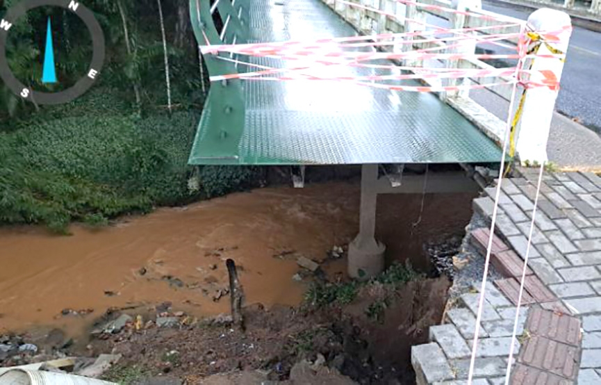 Rua de Gaspar é interditada após deslizamento atingir cabeceira de ponte