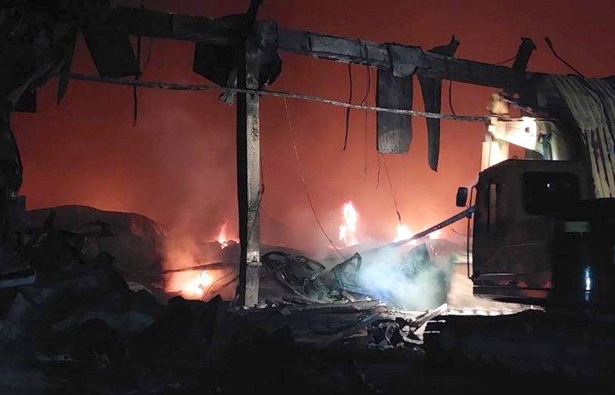 Combate a incêndio em empresa em Brusque segue durante esta quinta