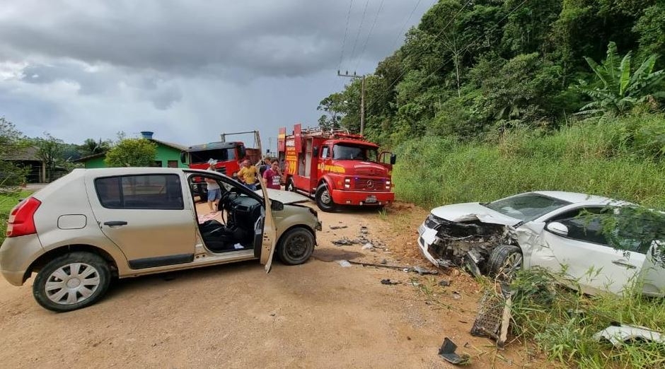 Colisão frontal deixa três feridos em Ilhota