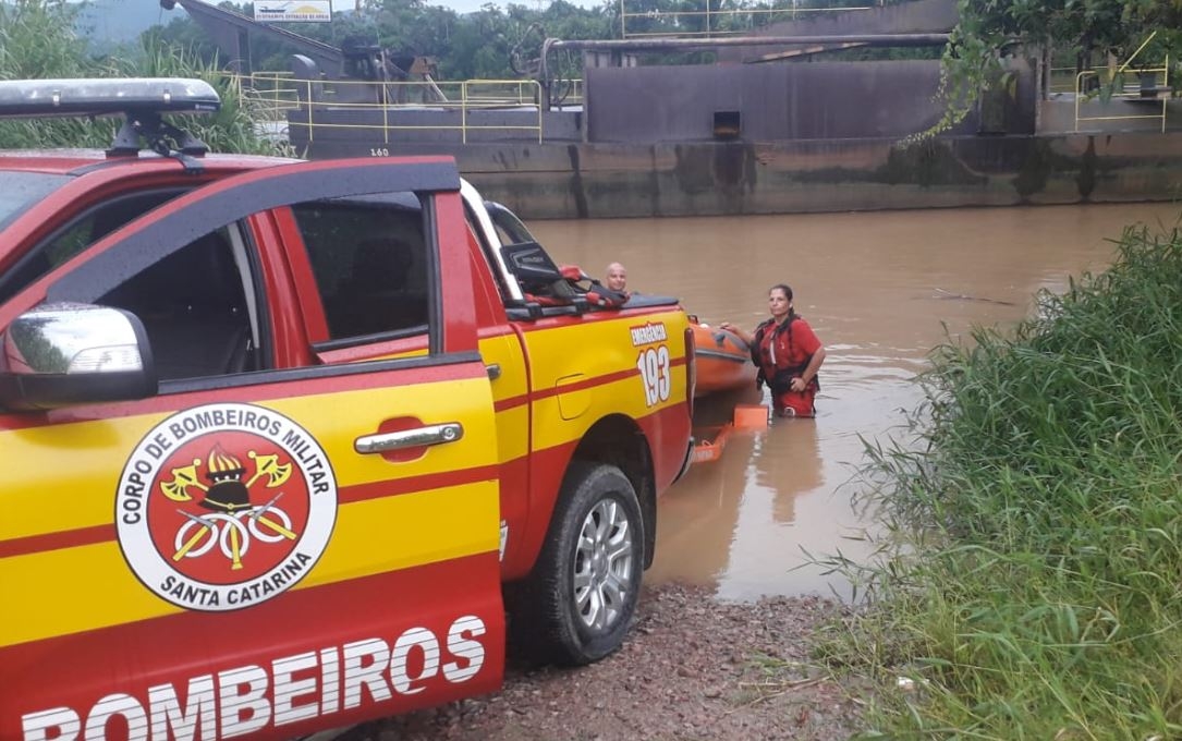 Bombeiros resgatam duas pessoas em embarcação à deriva entre Gaspar e Ilhota
