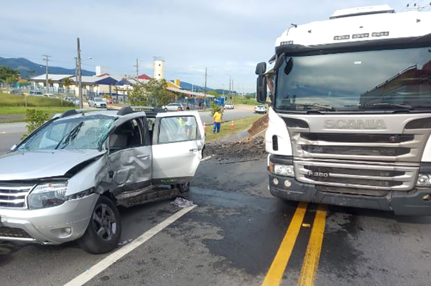 Morre idoso vítima de acidente entre carro e caminhão em Gaspar