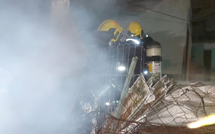 Bombeiros apagam fogo em monte de lixo e impedem incêndio em casa em Gaspar