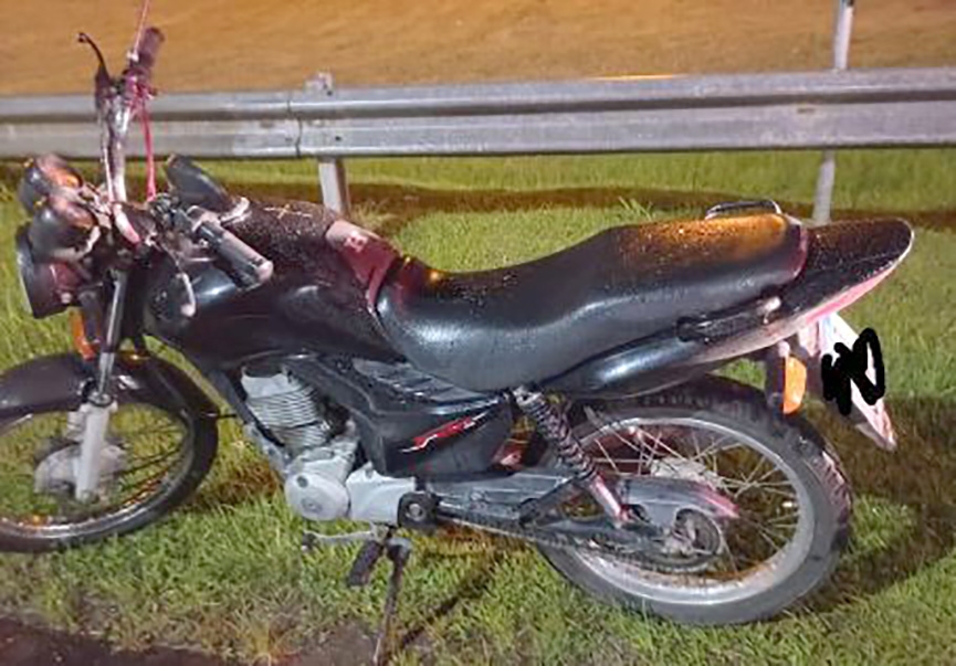 Mulher perde controle de moto e cai em rotatória em Gaspar