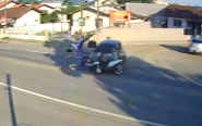 Colis�o entre carro e moto deixa mulher ferida em Ilhota