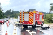 Carro e moto colidem e homem fica ferido no bairro Poço Grande, em Gaspar