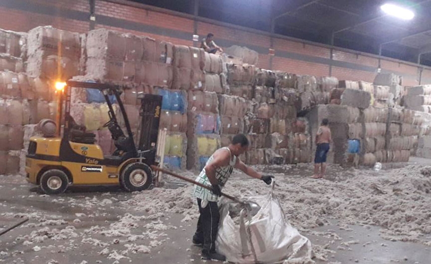 Empresa de resíduos têxteis pega fogo na BR-470,em Gaspar