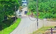 Homem perde controle de moto, bate em mureta de ponte e fica ferido em Ilhota