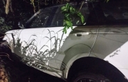 Motorista dorme ao volante e colide carro contra ponto de �nibus no Po�o Grande, em Gaspar