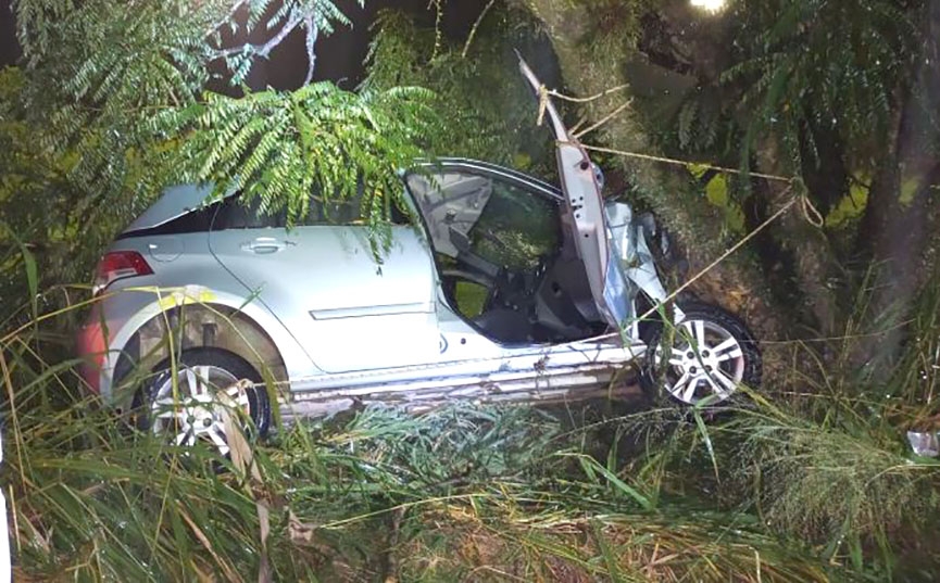 Idoso é hospitalizado após colidir carro contra ônibus e árvore no Barracão, em Gaspar