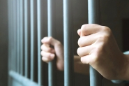 Homem com mandado de prisão ativo é preso após atitude suspeita em Ilhota