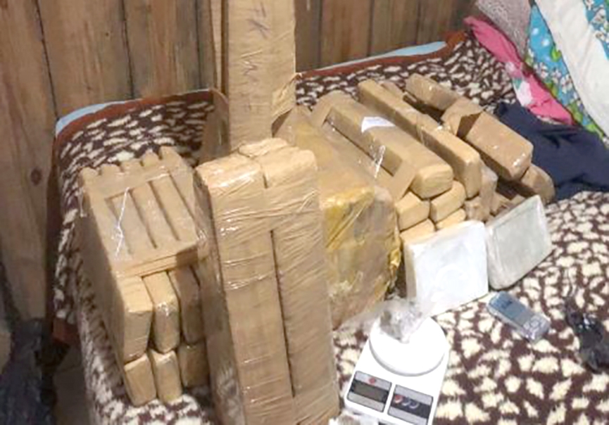 Homem � preso com 70 quilos de maconha, coca�na e crack na Margem Esquerda, em Gaspar