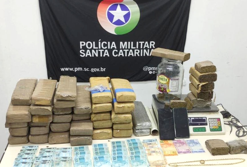 PM apreende 38 quilos de maconha e prende dois homens no Belchior Central, em Gaspar
