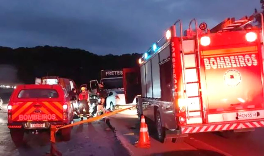 Colis�o frontal mata motorista de carro na BR-470, em Gaspar